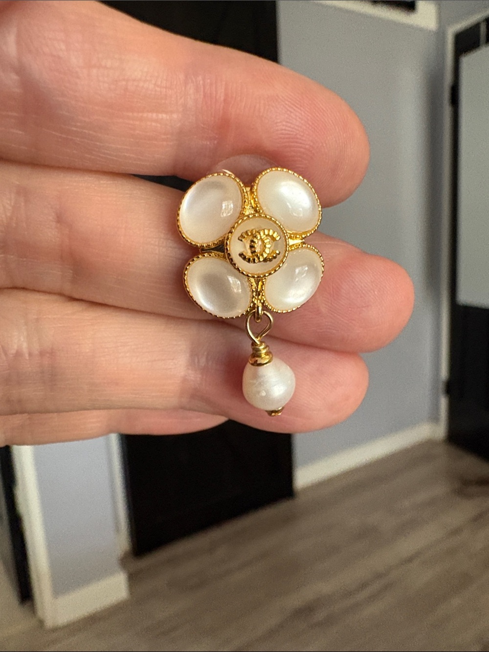CHANEL Gold and White Mother-of-Pearl Floral Drop Earrings with Pearl Teardrops - Picture 3 of 9